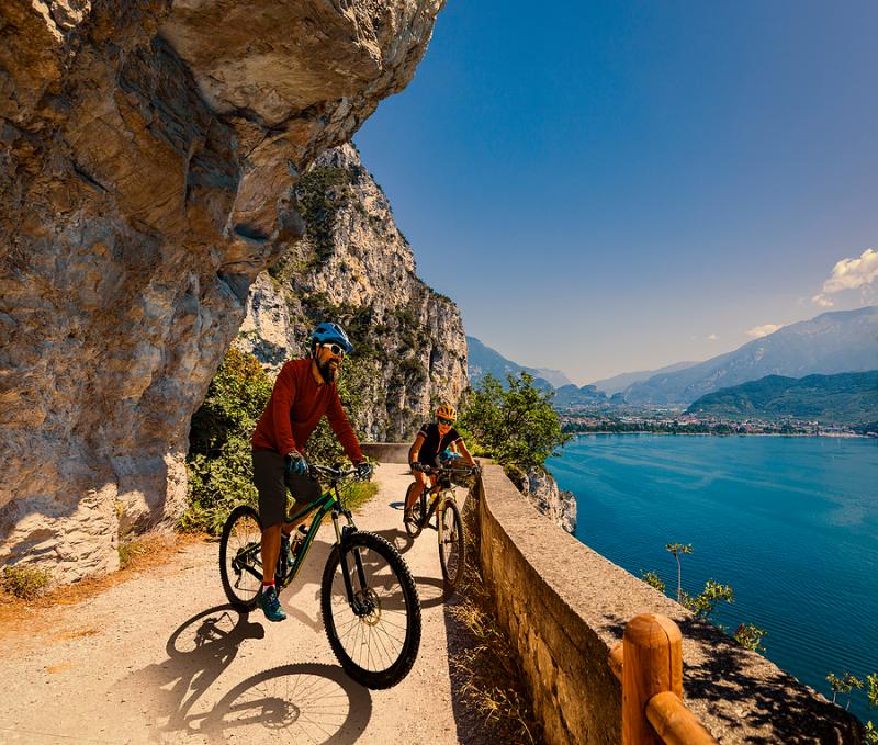 lake-garda-bike-path